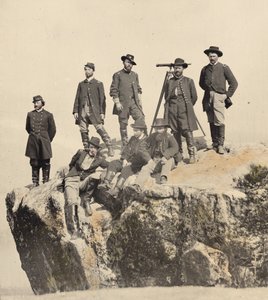 Soldaten staand op een klif door American Photographer